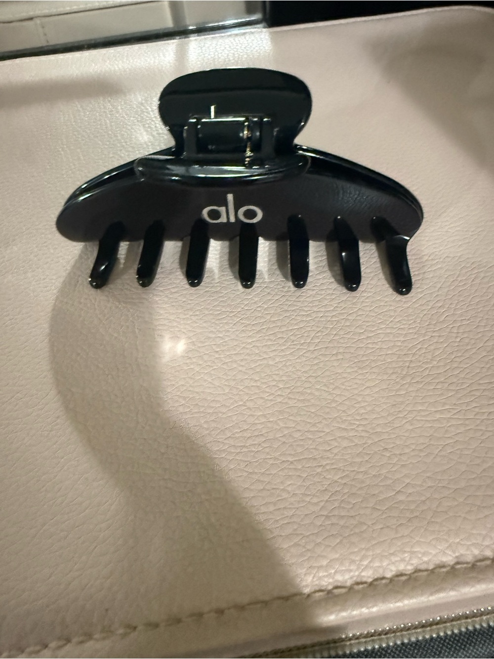 ALO Yoga Black Hair Claw Clip - Picture 4 of 7